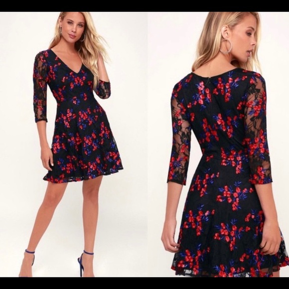 Lulu’s V-neck Lace Dress - Picture 2 of 7